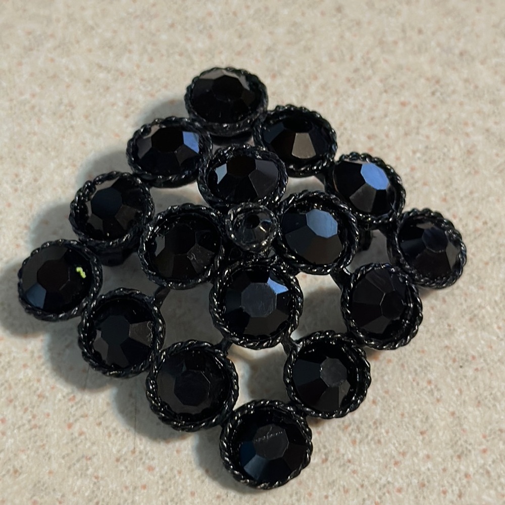 Vintage Weiss black rhinestone diamond shaped broach (426)
